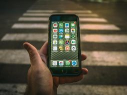 Atención. ¿Has sufrido algún accidente por estar mirando tu celular?. ESPECIAL / PIXABAY