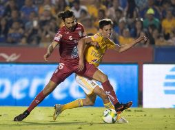 Jürgen Damm (d) de Tigres disputa el balón con Raúl López (i) de Pachuca. EFE/M. Sierra