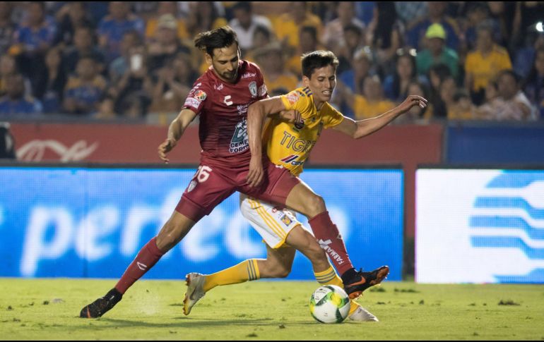 Jürgen Damm (d) de Tigres disputa el balón con Raúl López (i) de Pachuca. EFE/M. Sierra