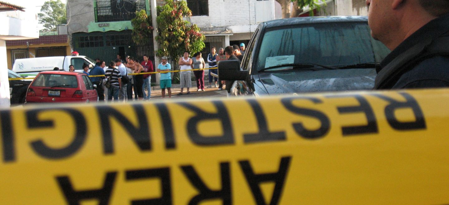 HOMICIDIO EN GUADALAJARA - EN EL CRUCE DE LAS CALLES HACIENDA SAN MARCOS Y TIBURCIO MONTIEL, EN LA COLONIA SAN JOSE RIO VERDE DE GUADALAJARA, FUE ASESINADO A GOLPES ROBERTO CARLOS SANTANA MARTINEZ, DE 21 A�OS; LOS AGRESORES ESCAPARON. SEGURIDAD 008