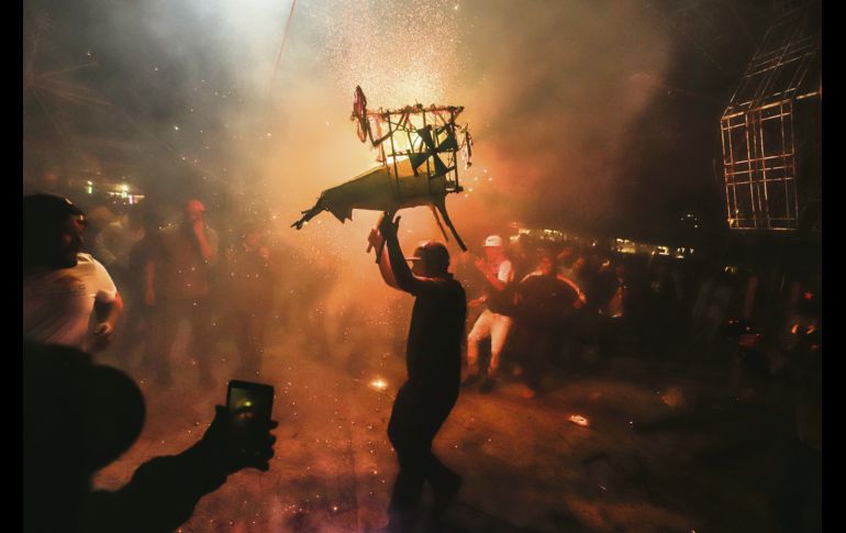 El torito: colofón de la festividad religiosa, para asustar a los presentes con decenas de buscapiés. EL INFORMADOR / F. Atilano