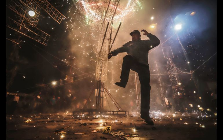 Huir de las detonaciones y divertirse al mismo tiempo, sólo en un festejo en honor al Niño Cohetero. EL INFORMADOR / F. Atilano