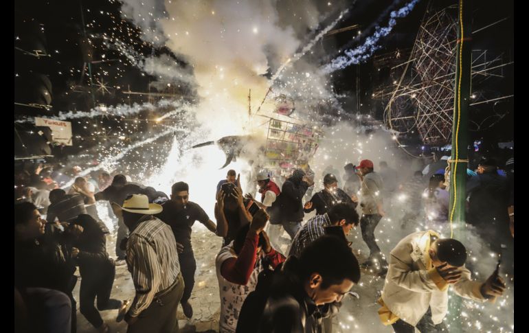 Cientos de personas se reúnen en el poblado de Coyula para observar la “competencia” que libran las estructuras luminosas que un jurado especializado califica. EL INFORMADOR / F. Atilano