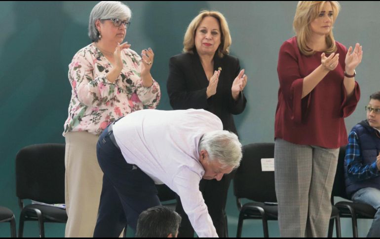 Una mujer besa la mano a López Obrador durante una gira por Chihuahua donde entregó Tandas para el Bienestar. NOTIMEX