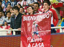 Un sector de los aficionados de Chivas hasta manta llevó para recibir a uno de sus ídolos, sin importar que ahora sea rival. ESPECIAL / G. Lugo