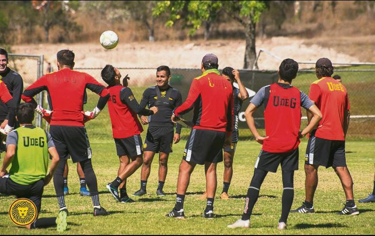 Los universitarios prepararon en La Primavera la estrategia para buscar el triunfo sobre los Cañeros. LEONES NEGROS