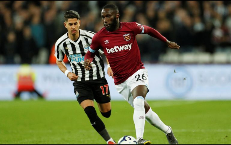 El mexicano jugó 70 minutos y provocó un penal a favor de su Equipo. REUTERS