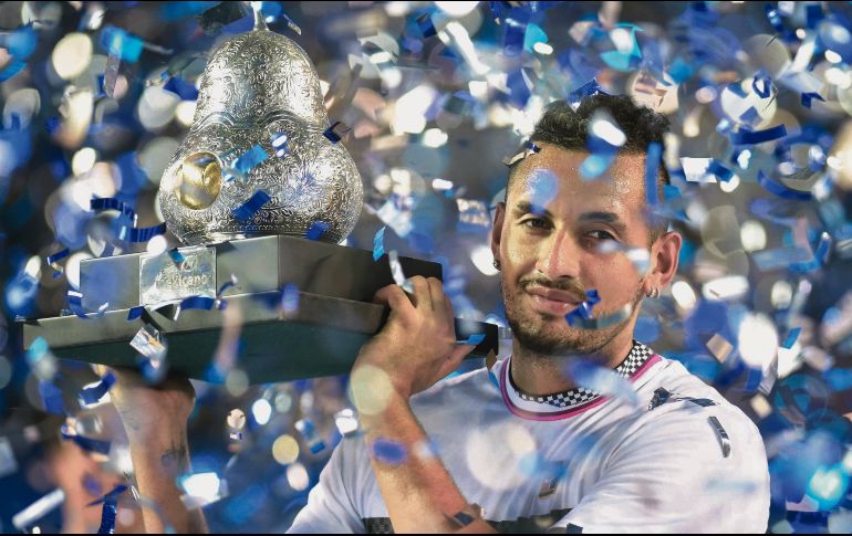 Nick Kyrgios levanta el trofeo de campeón tras vencer en la Final al alemán Alexander Zverev. AFP
