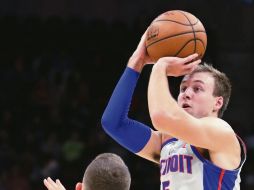 Luke Kennard (#5) fue el máximo anotador de los Pistons con 26 puntos en el juego de ayer. AP