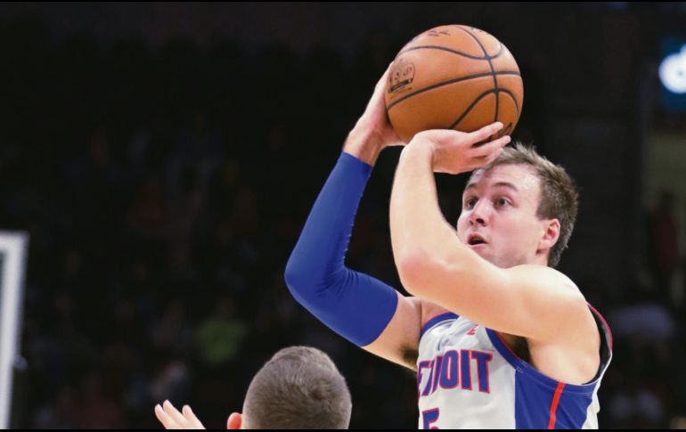Luke Kennard (#5) fue el máximo anotador de los Pistons con 26 puntos en el juego de ayer. AP