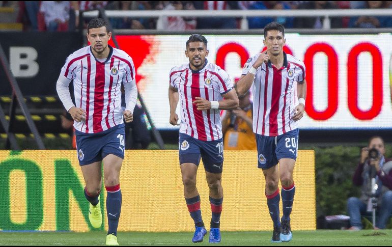 Molina (D) se ha convertido en un elemento clave en el medio campo de Chivas. MEXSPORT/C. de Marchena