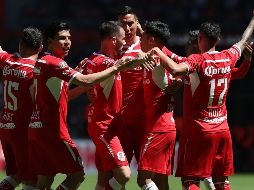 Un aquelarre. Los Diablos festejan uno de sus tres tantos ante los escualos. EFE/A. Cruz