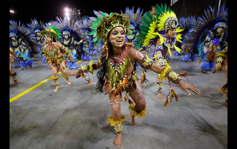 La apertura de los desfiles de la madrugada de este domingo estuvo a cargo de la escuela 