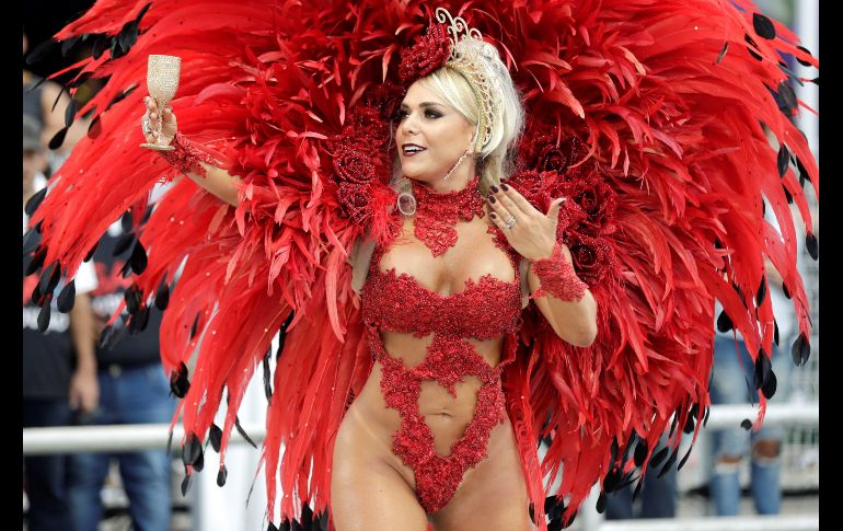 Vívidos colores y elaborados atuendos inundaron la avenida que atraviesa el sambódromo.