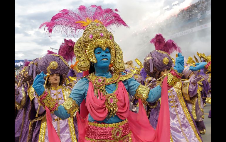 La escuela hizo una narracción de la historia del tabaco, así como las leyendas por detrás del producto, sus beneficios y maleficios.
