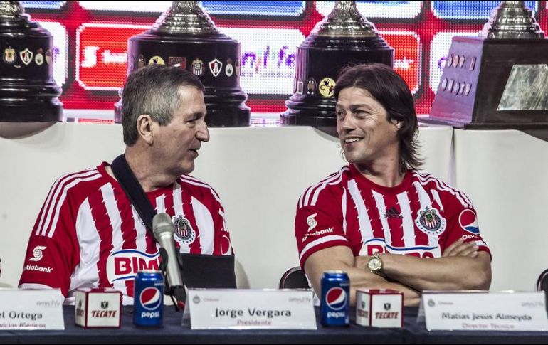 Almeyda (D) llegó a Chivas en el 2016 y se convirtió en el segundo entrenador más ganador en la historia del equipo. MEXSPORT/ARCHIVO