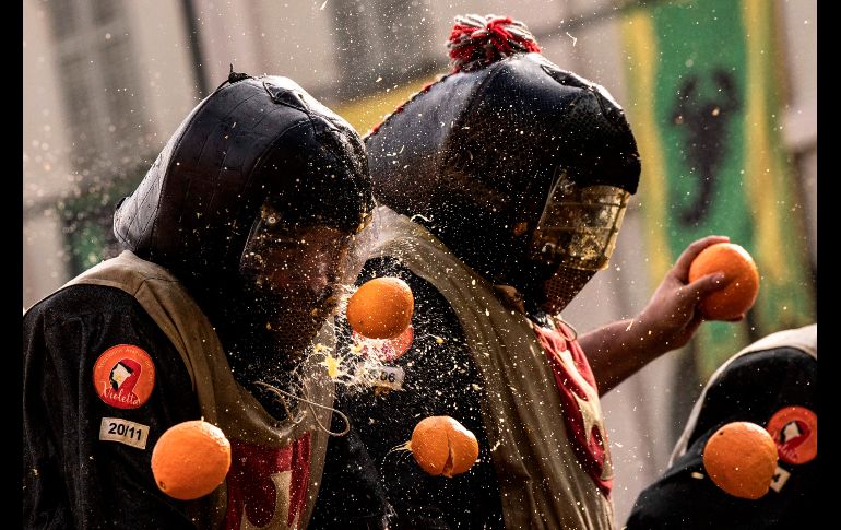 Quienes van en los carros van con protecciones al estilo de antiguas armaduras y representan a los guardias de los tiranos.