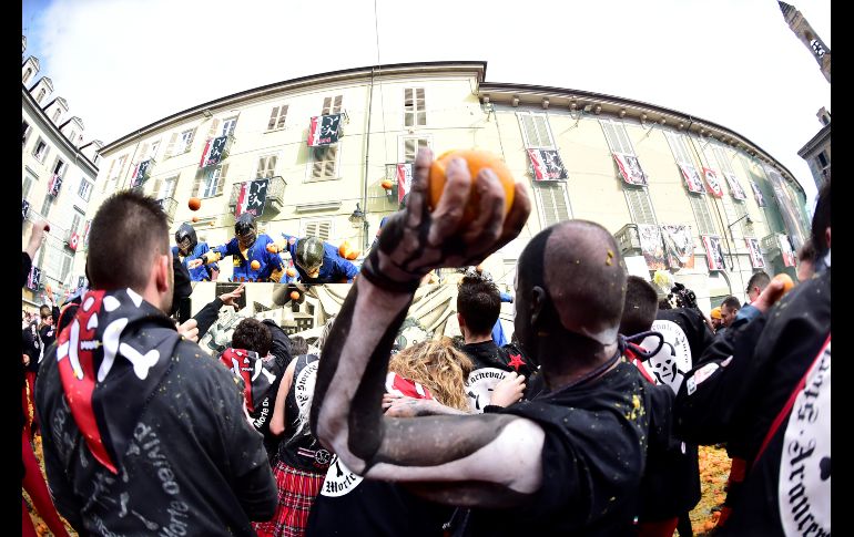 Equipos en carros se enfrentan a personas a pie como parte de una tradición que recuerda a los tiranos de la Edad Media y al pueblo que se rebeló contra las malas condiciones que les imponían.