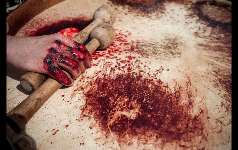 Detalle de la mano ensangrentada de un miembro de un folión tras tocar el bombo en el Entroido o Carnaval de Viana do Bolo, uno de los más originales que se celebran en Galicia, España. EFE/ B. Lorenzo
