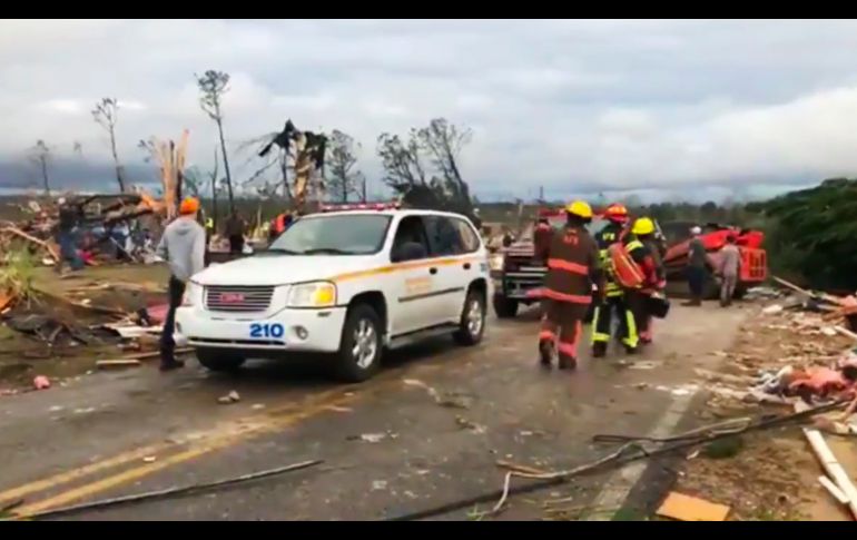 Rescatistas acuden a un área afectada por el tornado. AP/WKRG-TV