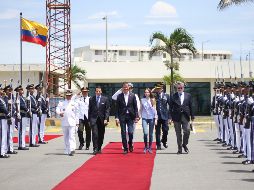 Antes de partir a Bógota, Juan Guaidó fue despedido con honores de Ecuador. EFE