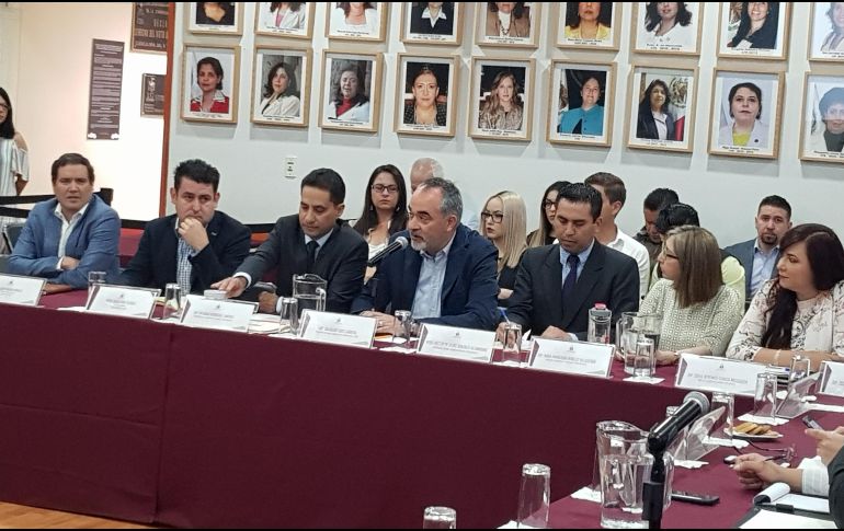 El titular de la Secretaría de Hacienda y el jefe del gabinete estatal, Hugo Luna, comparecieron en el Congreso para iniciar la revisión de la solicitud para contratar un nuevo crédito por cinco mil 250 millones de pesos. EL INFORMADOR / R. Rivas