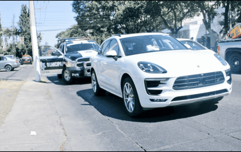 Unidades de la dependencia interceptaron el vehículo y detuvieron a los dos tripulantes, mismos que cargaban una pistola calibre 45. TWITTER / @PoliciaZapopan