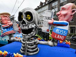 Representación de Trump y Putin rompiendo el tratado de las Fuerzas Nucleares de Rango Intermedio en el desfile de carnaval de Duesseldorf. AP/M. Meissner
