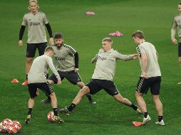 Jugadores del Ajax entrenaron ayer en la cancha del Estadio Santiago Bernabéu, de cara al duelo de hoy ante el Real Madrid. REUTERS