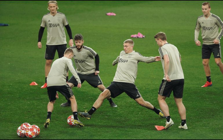 Jugadores del Ajax entrenaron ayer en la cancha del Estadio Santiago Bernabéu, de cara al duelo de hoy ante el Real Madrid. REUTERS