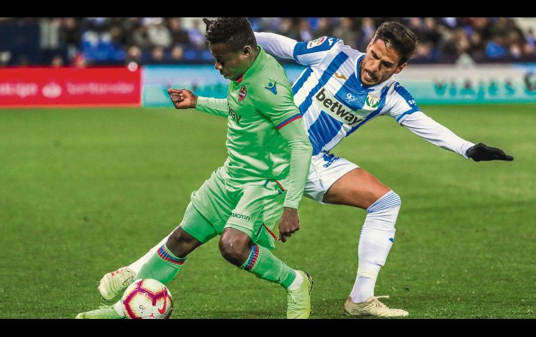 Diego Reyes (derecha), del Leganés, disputa el balón con el nigeriano Moses Simon, del Levante. EFE