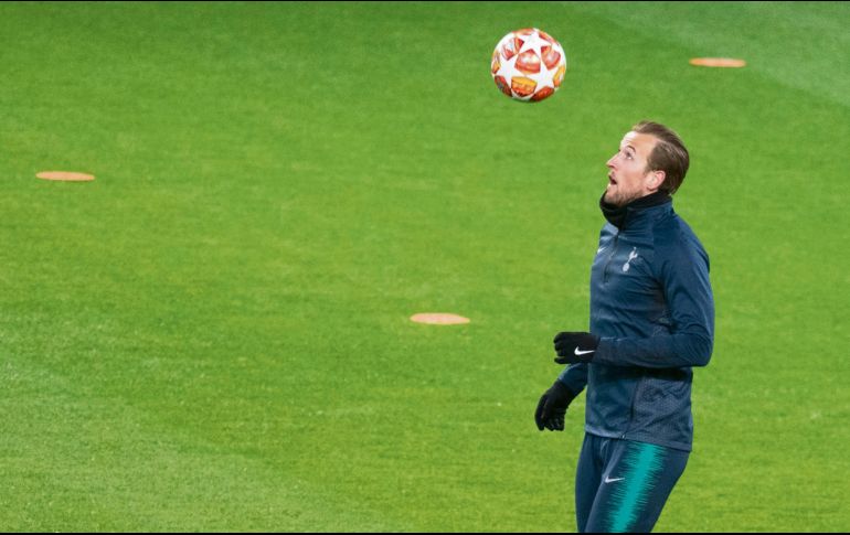 El delantero inglés tratará de colaborar para el pase del Tottenham. AFP