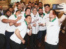 Jugadores se toman una selfie con el embajador de Japón. EL UNIVERSAL