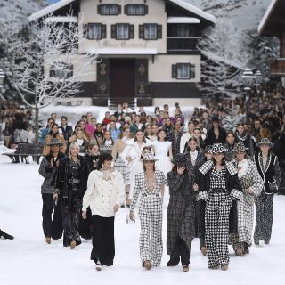 Chanel rinde un sentido homenaje a Lagerfeld en su desfile en París