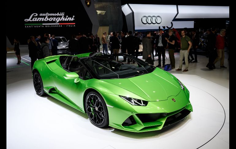 Visitantes observan el Huracan Evo Spyder de Lamborghini.
