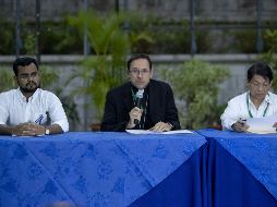El líder universitario Max Jerez (i), el nuncio apostólico Waldemar Stanislaw (c), y el canciller de Nicaragua Denis Moncada (d), participan de una conferencia de prensa este martes. EFE/J. Torres