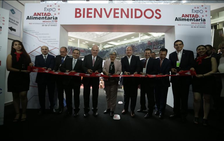 Autoridades y empresarios durante el corte de listón inaugural. EL INFORMADOR/F. Atilano