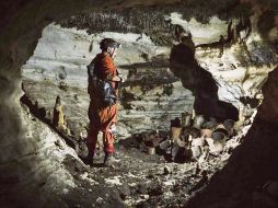 El arqueólogo realiza investigaciones en la cueva de Balamkú. CORTESÍA / INAH