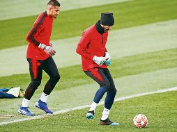 Los arqueros del PSG Alphonse Areola y Gianluigi Buffon afinan detalles. REUTERS