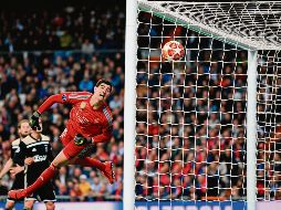 Thibaut Courtois no pudo evitar el cuarto gol del Ajax, un tiro libre ejecutado por Lasse Schone que terminó en el ángulo. AFP / G. Bouys
