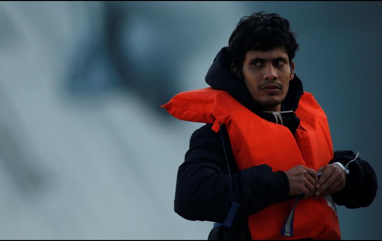 El Ejército de Malta reporta que uno de sus barcos patrulleros subió a bordo a los migrantes la noche del martes, luego de que una falla técnica en una embarcación italiana frustró el rescate de los malteses. REUTERS / D. Zammit