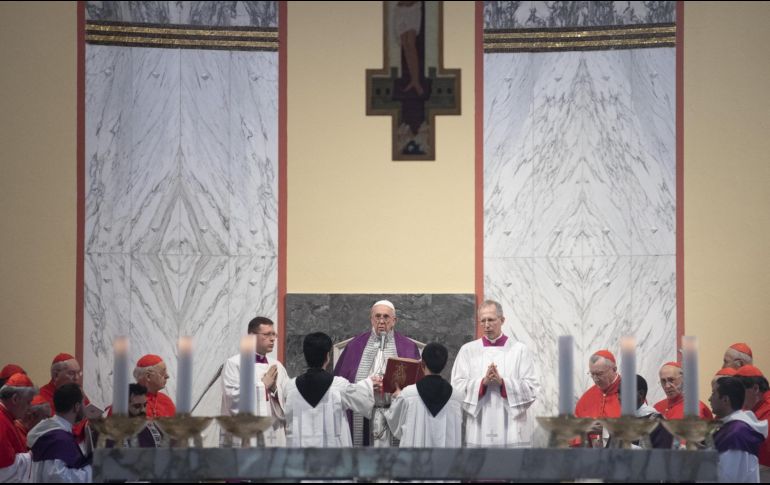 El Papa Francisco oficia una misa en la Basílica Santa Sabina con motivo del Miércoles de Ceniza. EFE/M. Brambatti