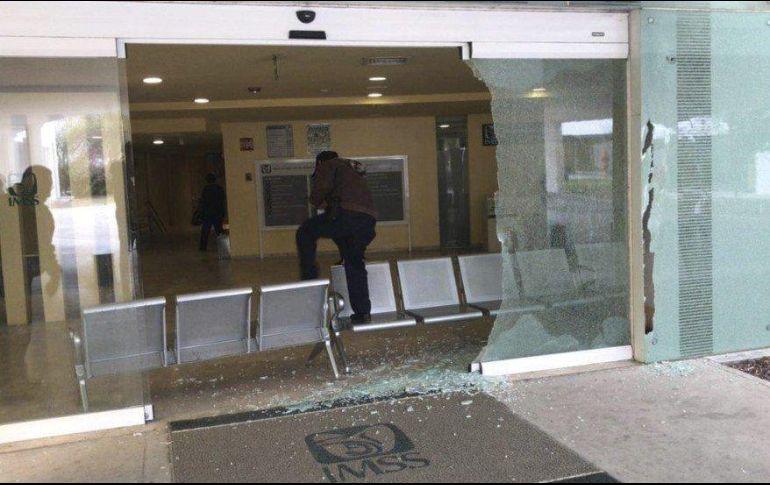 Las balas impactaron la puerta principal del hospital que quedó destruida, así como ventanales del segundo piso. TWITTER/@elahoratams