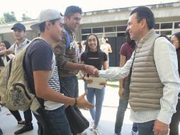 Lemus señaló que el Gobierno Municipal recuperará la banqueta circundante al plantel educativo sobre la calle 5 de Mayo, desde la preparatoria 15 hasta el centro de San Juan de Ocotán. TWITTER/ @PabloLemusN