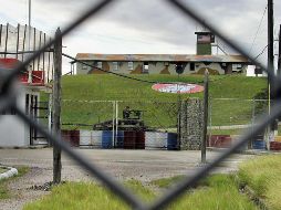 Un infante de marina estadounidense, operando una ametralladora montada sobre un vehiculo Hummer, permanece vigilante ante la posta 13, en la Base Naval de Guantánamo. AFP