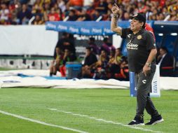 Maradona correspondió a los fanáticos de la UdeG al destacar su buen comportamiento en el juego que terminó empatado 0-0. ESPECIAL/G. Lugo