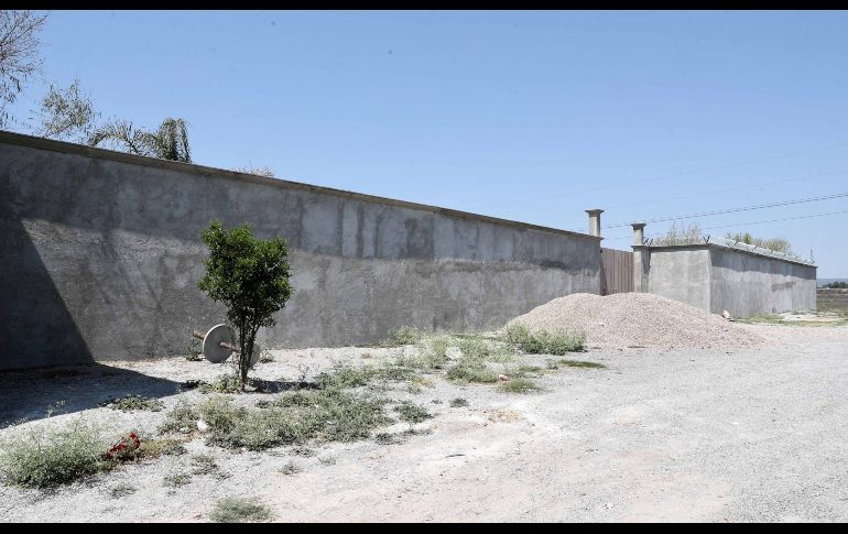 La residencia tiene bardas perimetrales de tres metros de alto, con alambre de púas que se quedó a medias. SUN /V. Rosas