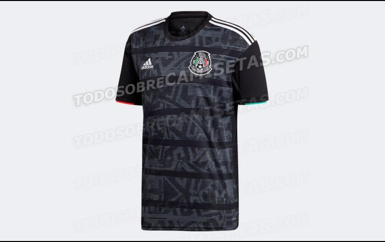 El jersey luce franjas blancas al frente, cuello redondo y las tradicionales líneas de la marca en los costados de la parte superior y en el borde de las mangas. TWITTER / @EleteTSC