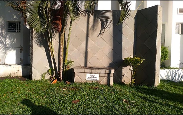 En el lugar sólo quedaron rastros de tierra y la base donde yacía la estatua de Henry Dunant. ESPECIAL/