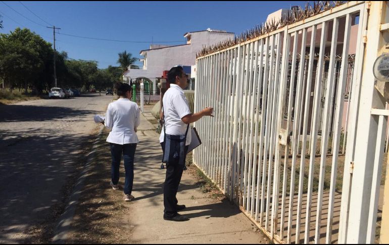Hasta el momento, se han realizado 295 visitas domiciliarias con un alcance de 844 habitantes, para hacer entrega de sobres Vida Suero Oral  y 300 frascos de plata coloidal. ESPECIAL/